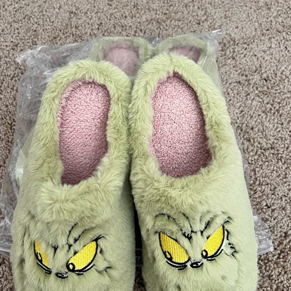 SOLD Slippers 💚🎄 - Picture 2 of 7